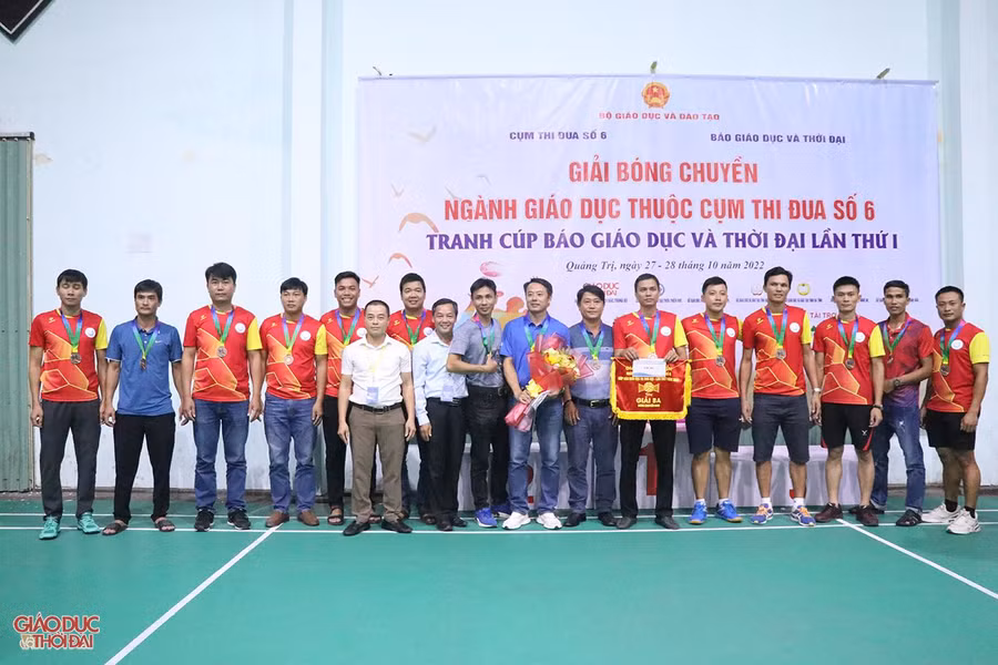 Trao giải Ba cho đội bóng chuyền nam Sở GD&amp;ĐT tỉnh Quảng Trị.