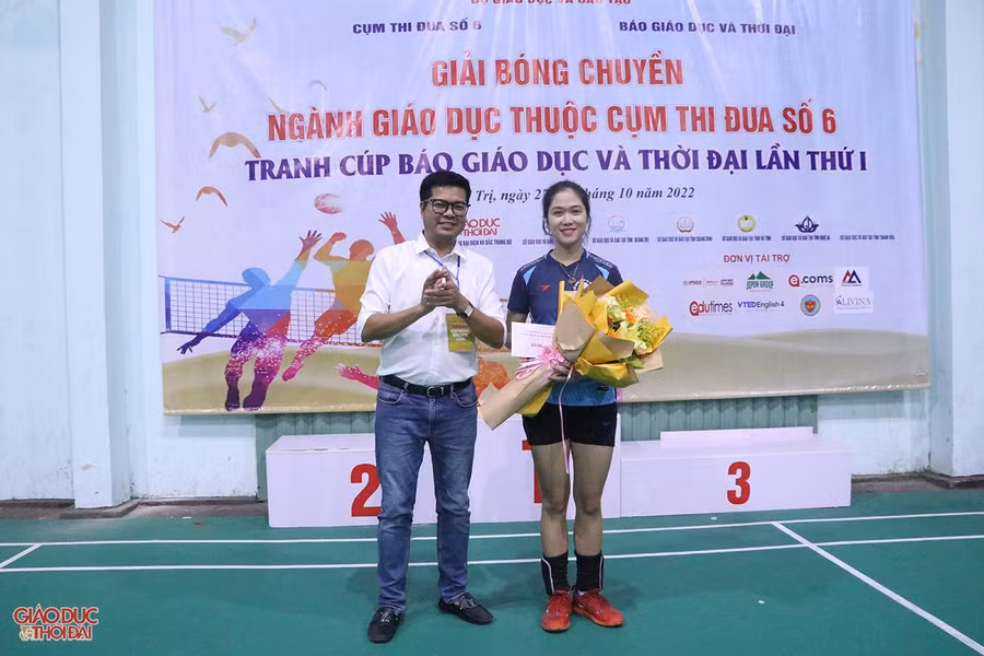 Trao giải Nữ cầu thủ ấn tượng nhất cho vận động viên Dương Thùy Linh.