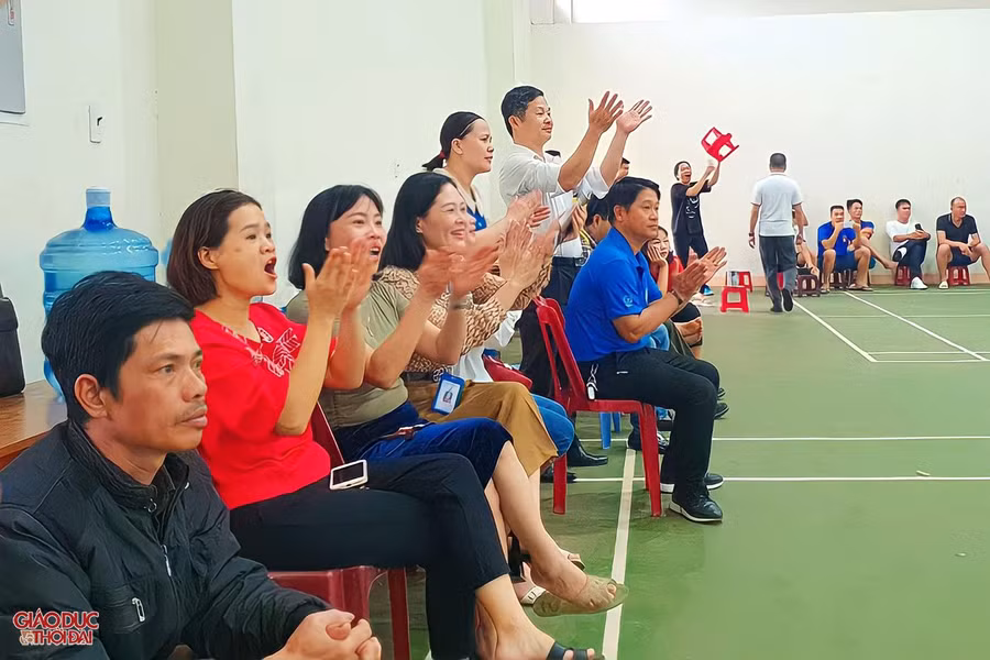 Khán giả hò reo trước những pha bóng đẹp, kịch tính.