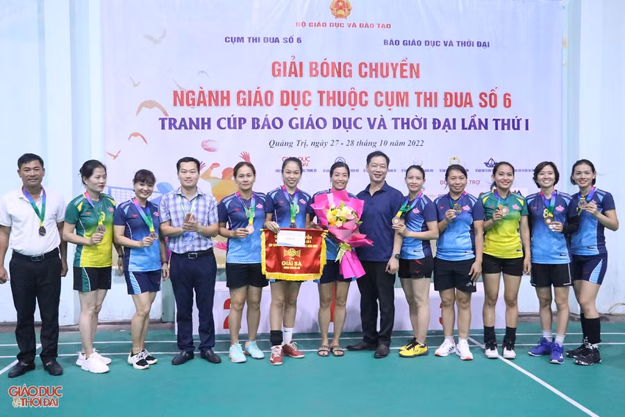 Trao giải Ba cho đội bóng chuyền nữ Sở GD&amp;ĐT tỉnh Nghệ An.