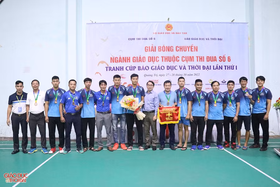 Trao giải Ba cho đội bóng chuyền nam Sở GD&amp;ĐT tỉnh Quảng Bình.