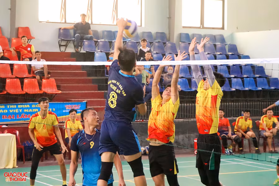 Với thể lực và chiến thuật vượt trội, đội tuyển Sở GD&ĐT Nghệ An đã giành chiến thắng 2-0, lên ngôi vô địch. Với thể lực và chiến thuật vượt trội, đội tuyển Sở GD&ĐT Nghệ An đã giành chiến thắng 2-0, lên ngôi vô địch.