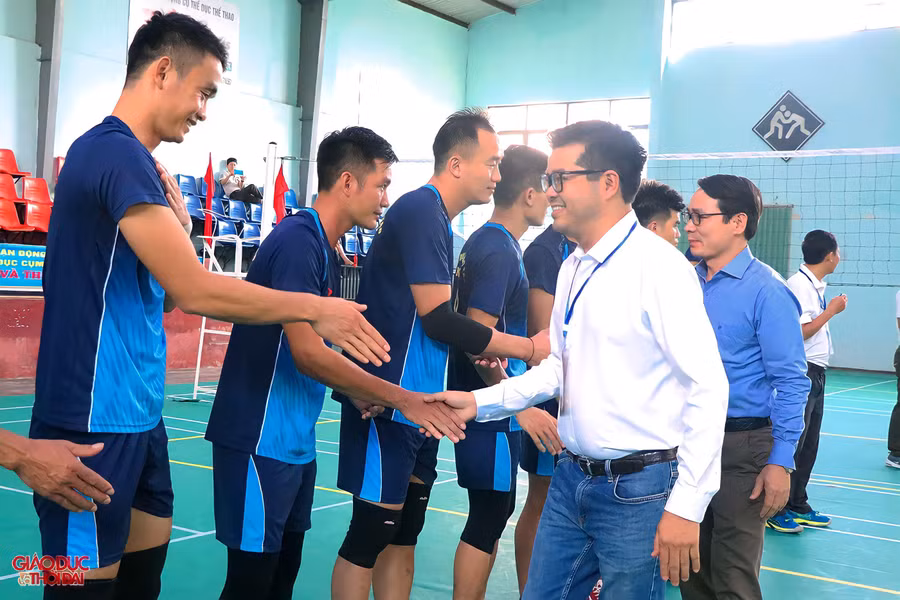 Chiều 28/10, tại thành phố Đông Hà (Quảng Trị) diễn ra trận chung kết nội dung nam Giải bóng chuyền ngành Giáo dục 6 tỉnh Bắc Trung Bộ tranh Cúp Báo Giáo dục và Thời đại lần thứ I năm 2022. Trong ảnh: Ban tổ chức bắt tay động viên các vận động trước khi bước vào trận chung kết. Chiều 28/10, tại thành phố Đông Hà (Quảng Trị) diễn ra trận chung kết nội dung nam Giải bóng chuyền ngành Giáo dục 6 tỉnh Bắc Trung Bộ tranh Cúp Báo Giáo dục và Thời đại lần thứ I năm 2022. Trong ảnh: Ban tổ chức bắt tay động viên các vận động trước khi bước vào trận chung kết.
