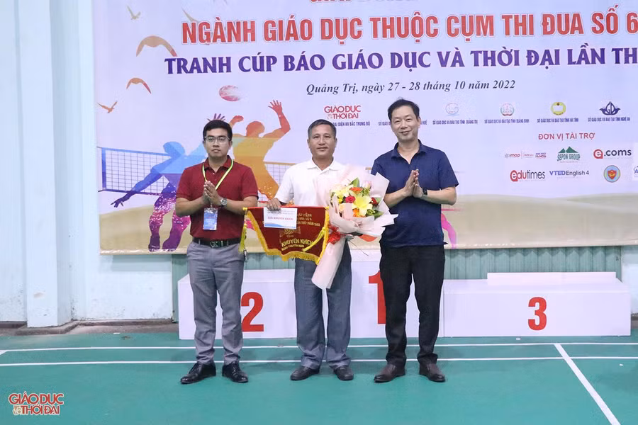 Trao giải Khuyến khích cho đội bóng chuyền nam Sở GD&amp;ĐT tỉnh Thanh Hóa.