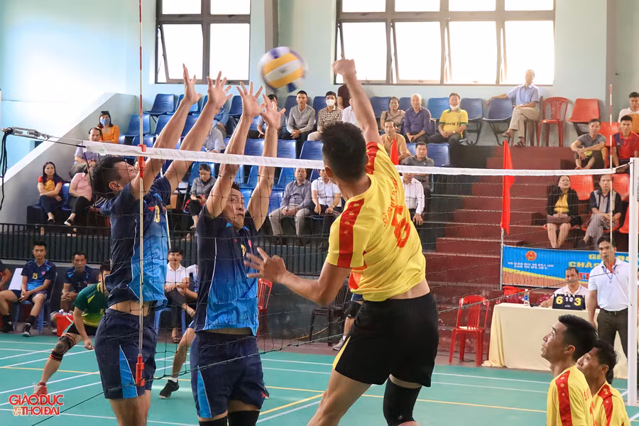 Hai đội bóng cống hiến cho khán giả những pha bóng đẹp mắt, đầy uy lực. Hai đội bóng cống hiến cho khán giả những pha bóng đẹp mắt, đầy uy lực.
