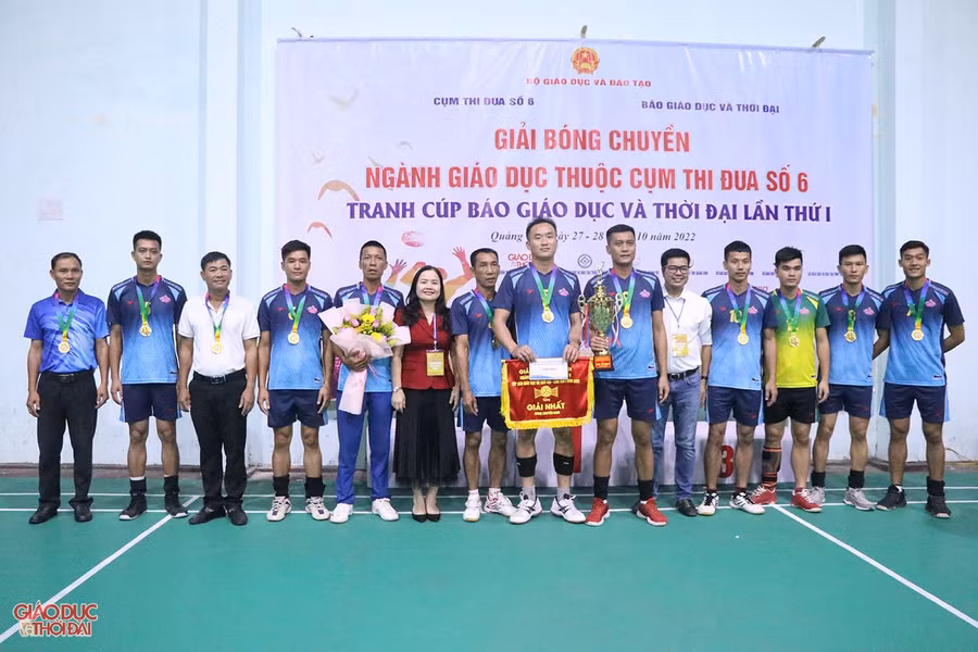 Ban tổ chức trao giải Nhất cho đội bóng chuyền nam Sở GD&amp;ĐT tỉnh Nghệ An.