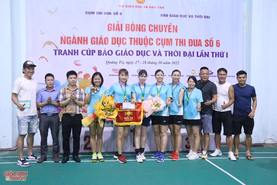 Trao giải Ba cho đội bóng chuyền nữ Sở GD&amp;ĐT tỉnh Thanh Hóa.