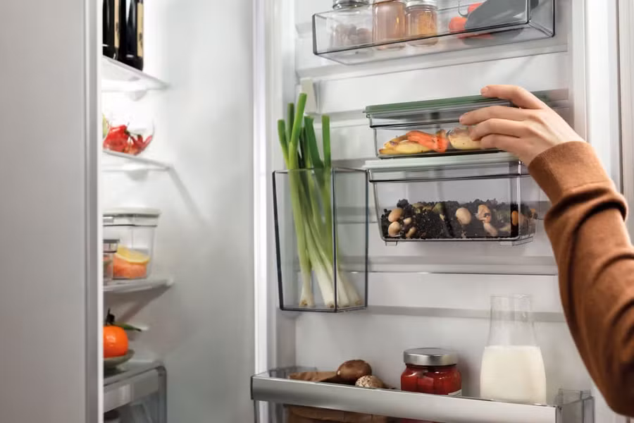 Hầu hết các nhà sản xuất thiết bị đều khuyến cáo không nên sử dụng thuốc tẩy để làm sạch tủ lạnh. (Ảnh: ITN).