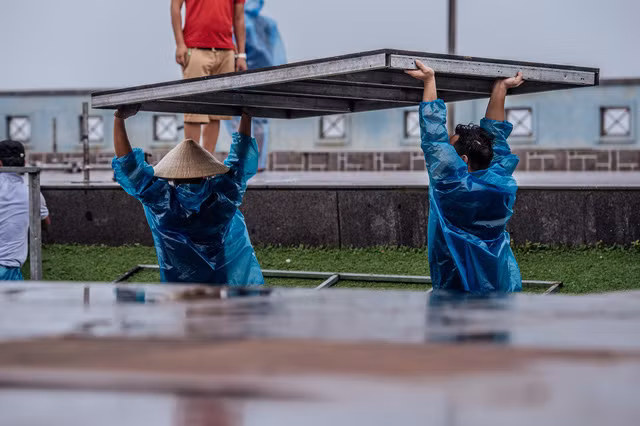 Sân khấu Hoa hậu Việt Nam ở Nghệ An tan hoang vì mưa bão ảnh 5