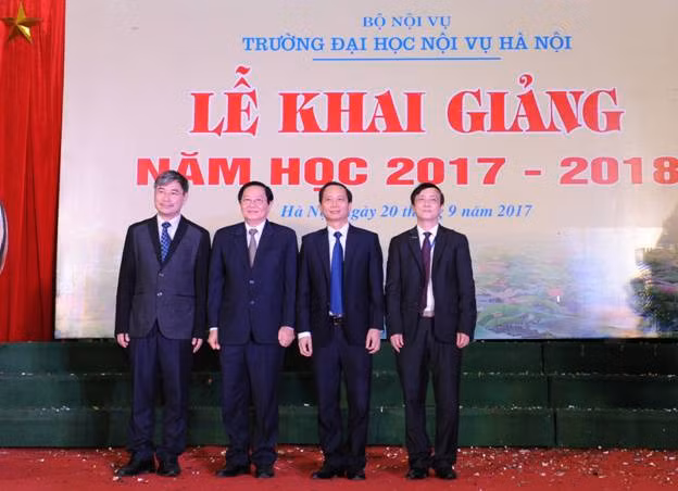 Đồng chí Lê Vĩnh Tân, Ủy viên Ban chấp hành trung ương Đảng, Bộ trưởng Bộ Nội vụ đến dự khai giảng năm học mới 2017 - 2018