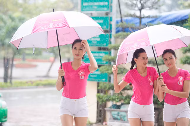  Các thí sinh rất vất vả trong việc tập luyện ngoài trời do trời mưa quá lớn. 