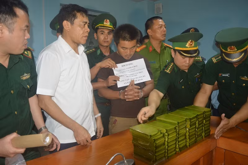 Các đối tượng cùng tang vật đã bị bắt giữ Các đối tượng cùng tang vật đã bị bắt giữ