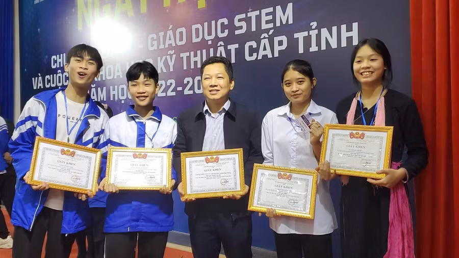 Thành viên CLB Nghiên cứu Khoa học kỹ thuật trường PTDTNT THCS&amp;THPT Bảo Thắng đạt giải cao tại Cuộc thi sáng tạo Thanh thiếu niên, nhi đồng tỉnh Lào Cai và Cuộc thi Nghiên cứu Khoa học kỹ thuật cấp tỉnh năm học 2022-2023.