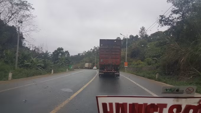 Con đường dẫn lên cửa khẩu Tân Thanh. Tài xế tiết lộ sự thật phía sau những chuyến xe