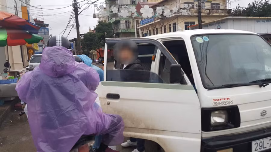 Nhiều xe "cóc" ngang nhiên hoạt động chở người và hàng hóa khi không có giấy phép. Tài xế tiết lộ sự thật phía sau những chuyến xe