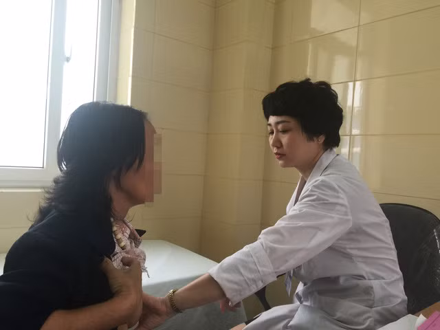 Tái khám cho người bệnh mắc ung thư vú 