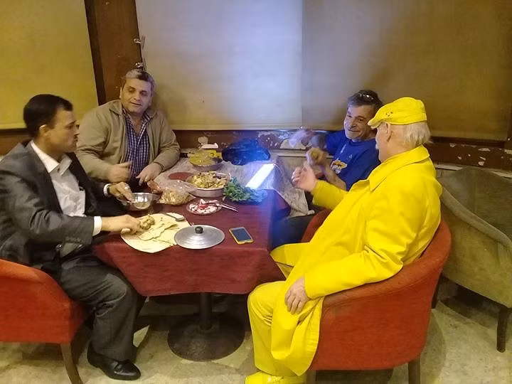 Cụ ông 35 năm chỉ mặc đồ màu vàng - ảnh 2