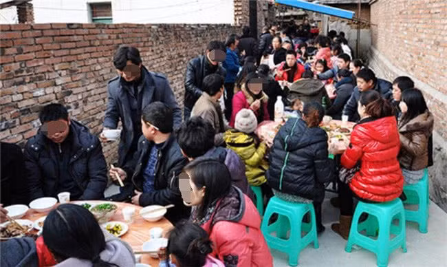 Bé trai tử vong tại tiệc mừng đầy tháng, sau khi nghe bác sĩ xác định nguyên nhân cái chết, người mẹ giận dữ tát luôn vào mặt bố chồng - Ảnh 1.
