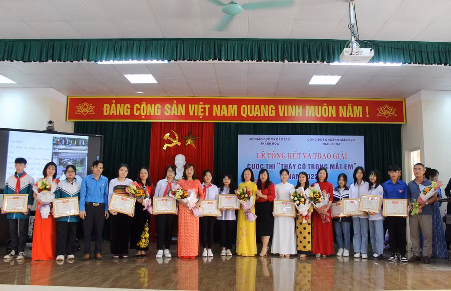 Nhóm tác phẩm giành giải Nhì tại cuộc thi.