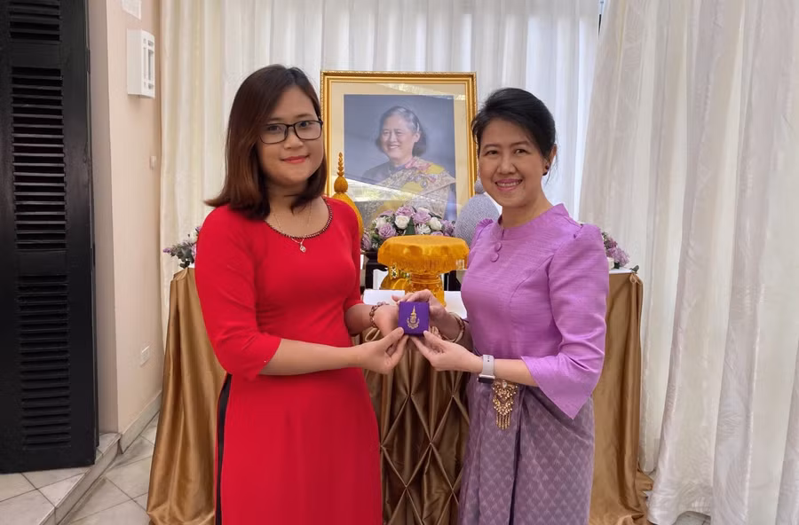 Cô giáo Hà Ánh Phượng nhận Giải thưởng Công chúa Thái Lan.