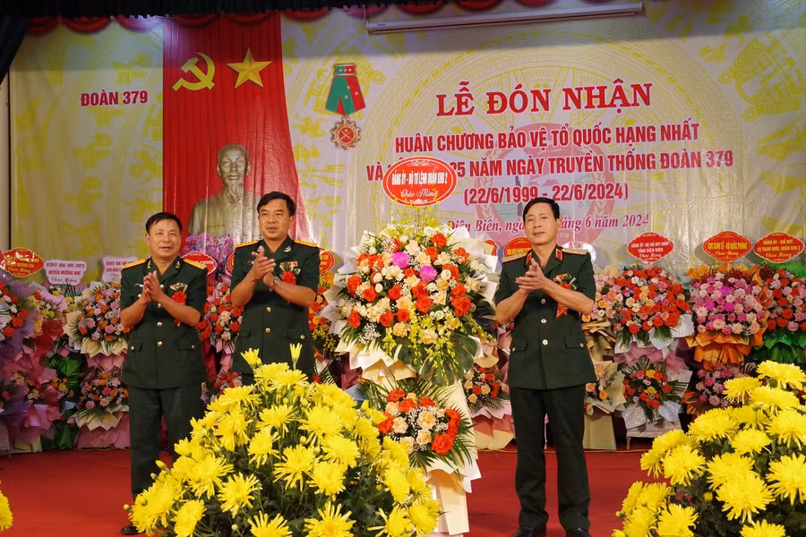 Thiếu tướng Đinh Mạnh Phác, Phó tư lệnh Quân khu 2 (bên trái) tặng hoa chúc mừng Đoàn 379.