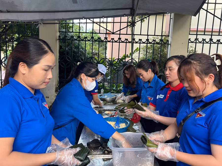 Những suất xôi nhanh chóng được gói để chuyển tặng thí sinh. Những suất xôi nhanh chóng được gói để chuyển tặng thí sinh.
