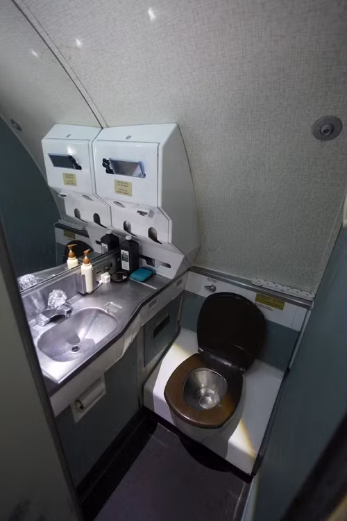 Kỹ sư về hưu mua Boeing 727 làm… nhà ở - ảnh 7