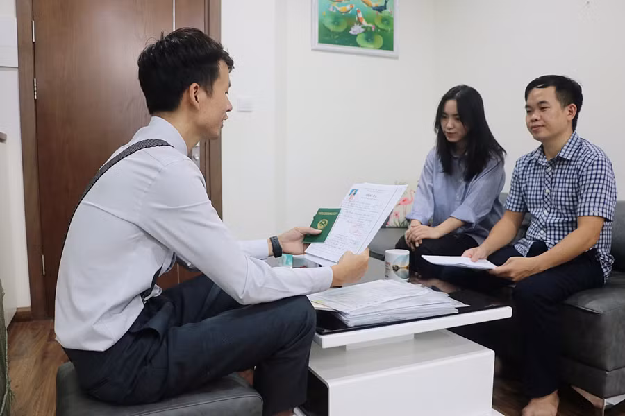 Hình ảnh Thầy Tư tư vấn cho học sinh và phụ huynh