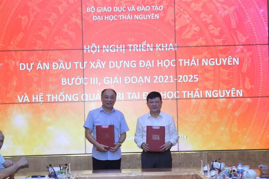 Đại học Thái Nguyên đã trao hợp đồng tư vấn thiết kế Dự án đầu tư xây dựng ĐHTN bước III (giai đoạn 2021 – 2025) cho Chủ tịch Tổng công ty tư vấn xây dựng Việt Nam (VNCC).