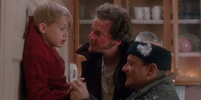 Macaulay Culkin bị cắn và để lại sẹo: Trong quá trình quay phim, Joe Pesci (vai Harry) lạnh lùng và xa cách với Macaulay Culkin để cậu bé thực sự sợ nhân vật Harry. Dẫu vậy, cả hai vẫn tập luyện với nhau phân cảnh Kevin bị treo lên một cái móc áo. Trong phần diễn, Joe Pesci có lời thoại: "Tao sẽ cắn từng cái ngón tay của mày". Theo Macaulay Culkin, Pesci có lần tập quá nhập vai nên đã cắn vào tay anh và để lại tại đó một vết sẹo. Nhung bi mat it biet ve loat phim