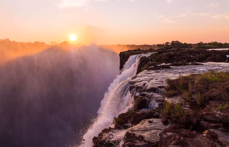 Devil"s Pool, thác Victoria, Zambia: Ngay trên đỉnh thác Victoria, thiên nhiên đã khéo hình thành một hồ bơi được gọi là Devil"s Pool. Hồ bơi này được hình thành trong khoảng tháng 8 đến tháng 1 hàng năm thu hút rất nhiều du khách đam mê mạo hiểm. Tuy nhiên, chỉ một sơ xuất nhỏ là bạn có thể bị dòng nước cuốn xuống một trong những ngọn thác hùng vĩ nhất thế giới này. 15 diem du lich hap dan nhung nguy hiem chet nguoi tren the gioi hinh anh 10