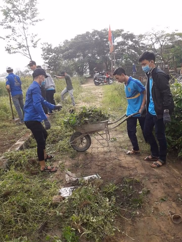 Sinh viên tích cực dọn sạch môi trường.