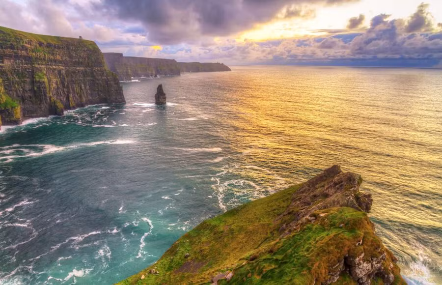 Váchđá Moher, Ireland: Vách đá Moher là địa điểm du lịch hấp dẫn bậc nhất của Ireland, đón hàng triệu du khách tham quan mỗi năm. Tuy nhiên do cấu tạo đá vôi dễ sụt cùng vách đá dựng đứng, nơi này tiềm ẩn mối nguy hiểm khá lớn cho du khách. Đã có 30 ca tử vong được xác định tại đây kể từ năm 1990. 15 diem du lich hap dan nhung nguy hiem chet nguoi tren the gioi hinh anh 1