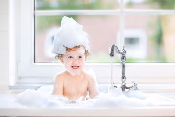 Đừng tắm hàng ngày cho bé vào mùa đông kẻo HẠI CON! Đây là tần suất chuẩn nhất!