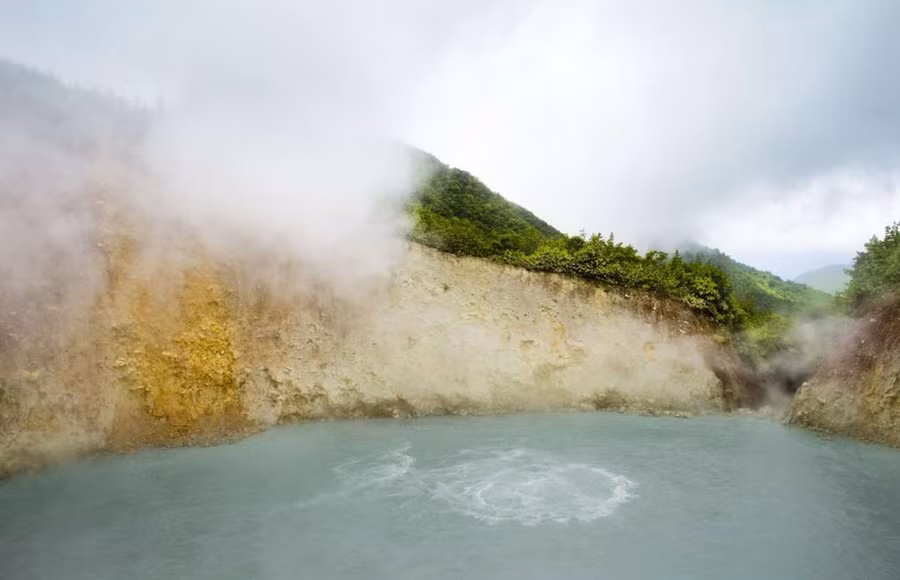 Hồ sôi, Công viên quốc gia Morne Trois Pitons, Dominica: Sau một chuyến đi bộ đường dài xuyên qua khu rừng nhiệt đới hoang dã của Dominica, bạn sẽ tới điểm hấp dẫn nhất của hòn đảo, hồ sôi. Được hình thành từ một vết nứt của vỏ trái đất, nước trong hồ luôn sôi sùng sục và có thể phun ra xa gây nguy hiểm cho rất nhiều du khách tới đây. 15 diem du lich hap dan nhung nguy hiem chet nguoi tren the gioi hinh anh 8
