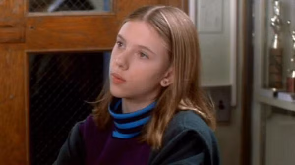 Sự góp mặt của Scarlett Johansson: Scarlett Johansson bén duyên diễn viên từ bé.Khi lên 8 tuổi, Scarlett đã có vai diễn trong vở kịch Sophistry cùng nam tài tử Ethan Hawke. Có thể nhiều người không nhận ra, nhưng nữ diễn viên cũng góp mặt trong loạt phim đình đám Ở nhà một mình. Cô vào vai Molly, chị gái của nhân vật chính trong phần 3. Nhung bi mat it biet ve loat phim