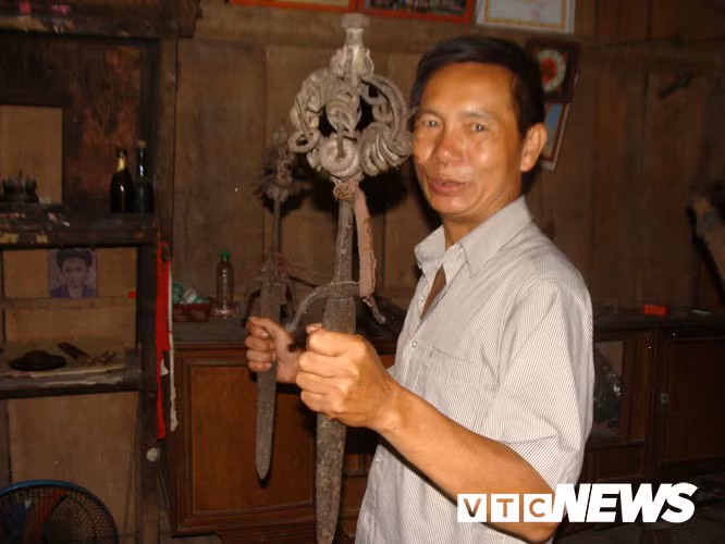 Nhung thanh kiem bi an o Viet Nam: Kiem bau ky la cua to tien nguoi Dao hinh anh 4