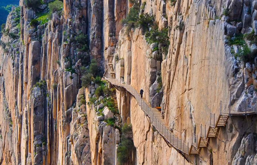 El Caminito Del Rey, Tây Ban Nha: Con đường đi bộ nguy hiểm này chỉ là một cây cầu treo ọp ẹp, với tên gọi mang ý nghĩa là "con đường của cái chết". Rất nhiều du khách ưa thích mạo hiểm tới đây hàng năm, Không ít người trong số họ đã phải bỏ mạng. Năm 2000, đã có một nhóm bạn cùng gặp tai nạn thương tâm tại đây. 15 diem du lich hap dan nhung nguy hiem chet nguoi tren the gioi hinh anh 4