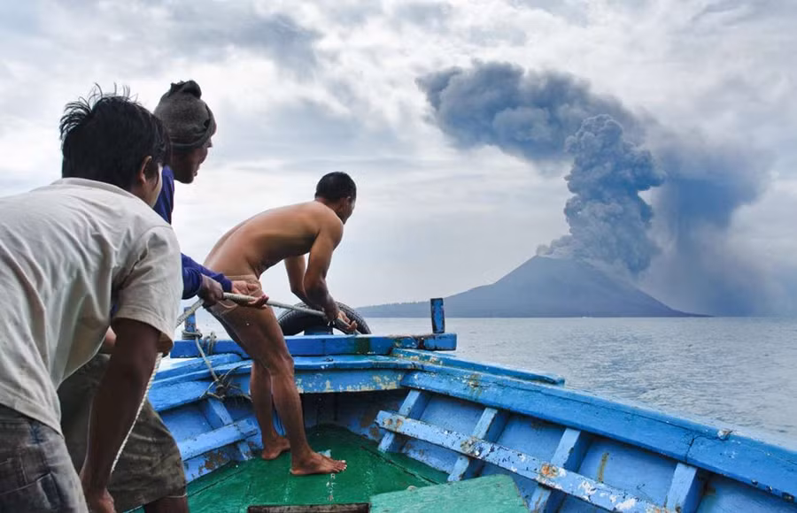 Núi lửa Krakatoa, Indonesia: Núi lửa Krakatoa nằm ở eo biển Sunda của Indonesia, năm xưa từng phun trào dữ dội khiến 30.000 người chết, tạo nên một đám mây tro bụi khổng lồ và những cơn sóng thần hủy diệt. Ngày nay Krakatoa trở thành một điểm du lịch mạo hiểm dù vẫn hoạt động. Các nhà khoa học cảnh báo khi Krakatoa đạt đủ độ chín nó sẽ phun trào mạnh mẽ không kém năm xưa. 15 diem du lich hap dan nhung nguy hiem chet nguoi tren the gioi hinh anh 3