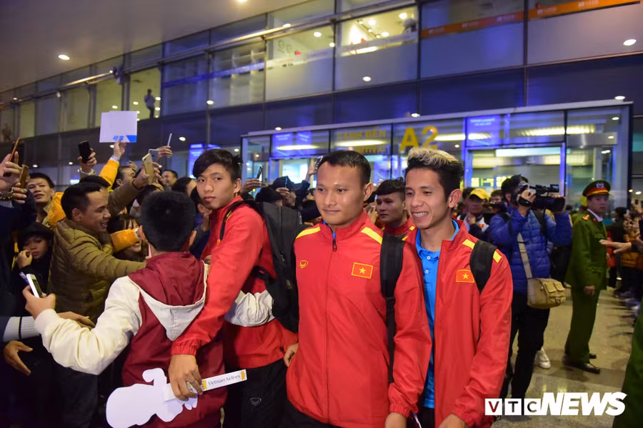 Anh: Hanh dong nho tai san bay khien CDV, cau thu them ne HLV Park Hang Seo hinh anh 2
