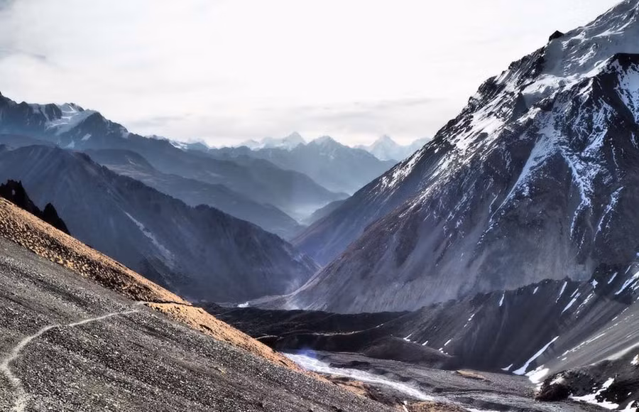 Annapurna, Himalayas, Nepal: Đỉnh Annapurna là đỉnh núi cao thứ 10 hành tinh nằm trong dãy Himalaya huyền thoại. Tuy không nổi tiếng bằng đỉnh Everest, nhưng Annapurna khó leo hơn rất nhiều và được xếp vào đỉnh núi có tỷ lệ tử vong cao nhất thế giới. Việc chinh phục Annapurna đòi hỏi thể chất và tinh thần vượt qua giới hạn chịu đựng mới vượt qua được khó khăn của địa hình, bão tuyết và lở tuyết liên miên ở đây. 15 diem du lich hap dan nhung nguy hiem chet nguoi tren the gioi hinh anh 12