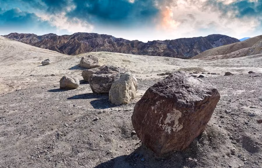 Death Valley, California, Mỹ: Thung lũng chết là khu vực thu hút du khách bởi cảnh quan siêu thực cùng những cồn cát nhấp nhô. Đây là địa điểm nóng và khô nhất nước Mỹ với nhiệt độ trung bình đạt 48 độ C. Không có gì lạ khi khá nhiều du khách đã tử vong tại đây. 15 diem du lich hap dan nhung nguy hiem chet nguoi tren the gioi hinh anh 7