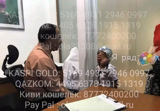  Cậu bé Bakhtiyer đang được đặt túi cấy ghép da cổ để kéo da tái tạo cho khuôn mặt. 