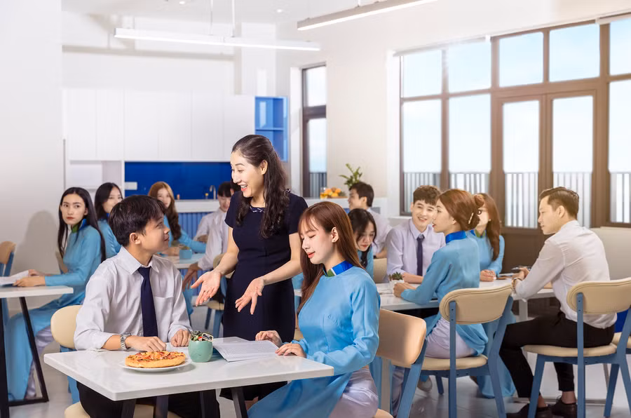 Sinh viên Trường ĐH Văn Hiến trải nghiệm công việc thực tế tại phòng thực hành Khoa Du lịch.