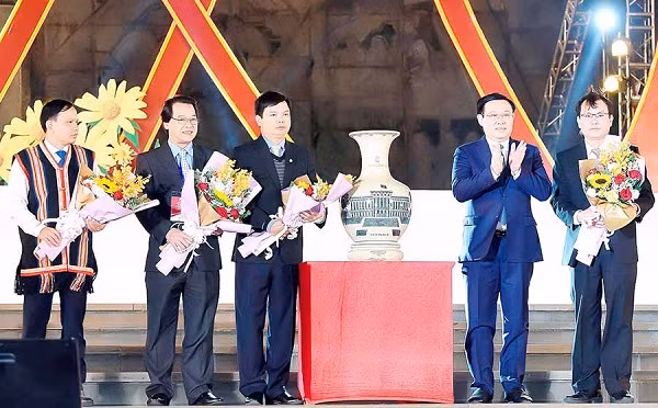 Phó thủ tướng Vương Đình Huệ tặng quà cho lãnh đạo Tp Pleiku