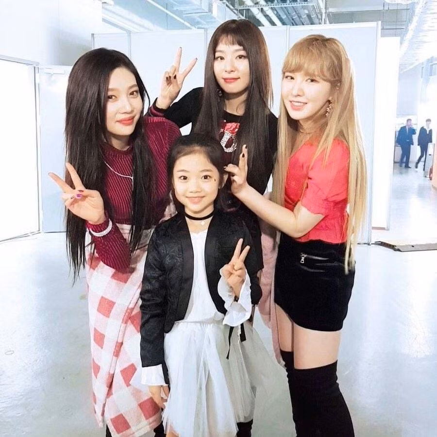 Hiếm hoi lắm mới thấy cả 7 nam thần BTS ngã vào bể tình vì một bóng hồng như thế này!-2