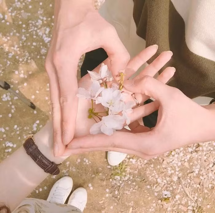 Loạt ý tưởng chụp ảnh đôi khiến dân FA “phát hờn” giữa lúc gió đông về ảnh 9 Loạt ý tưởng chụp ảnh đôi khiến dân FA phát hờn vì ghen tỵ giữa lúc gió đông đang về