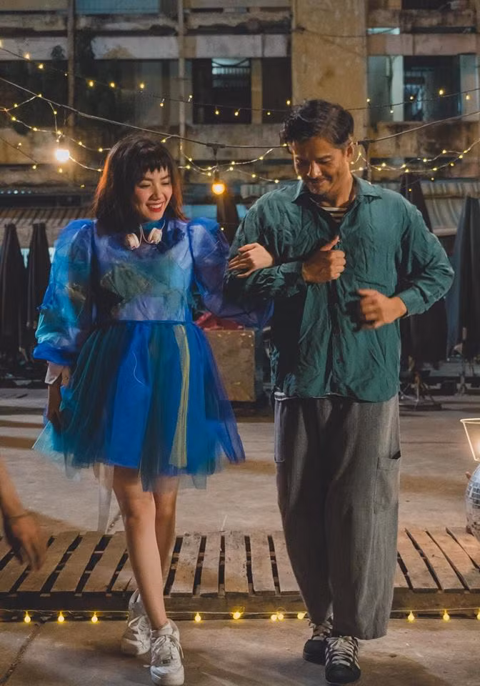 Đôi vợ chồng Cosplay người nhện dắt nhau lên thác Bản Giốc tập Yoga: thế giới của những người yêu nhau thật khó hiểu
