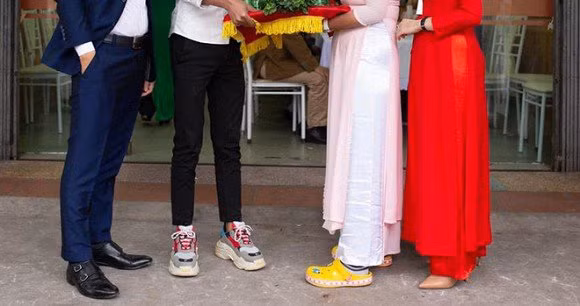 Dân mạng lại một lần nữa lắc đầu ngán ngẩm với style đi bê tráp của dàn nam thanh, nữ tú - Ảnh 2.