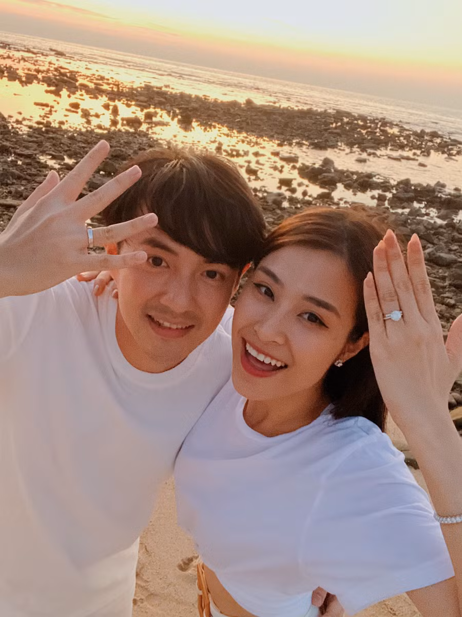 Đông Nhi và Ông Cao Thắng khoe giấy đăng kí kết hôn, bút sa thì...thành vợ chồng hợp pháp rồi